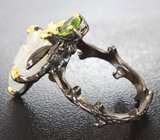 Серебряное кольцо с резным лунным камнем 9+ карат и перидотами