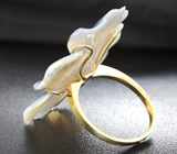 Золотое кольцо с крупным резным полихромным халцедоном 21,85 карата, изумрудами и желтым сапфиром Золото