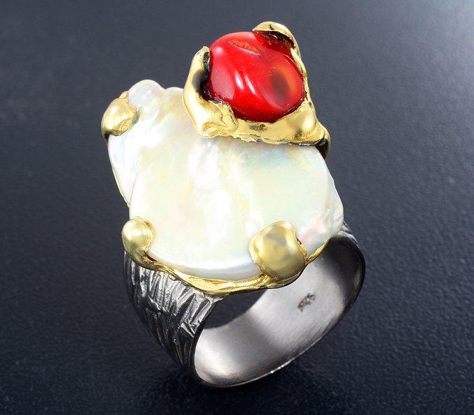 Серебряное кольцо с жемчужиной барокко и кораллом