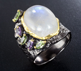 Серебряное кольцо с лунным камнем, перидотами и аметистами Серебро 925