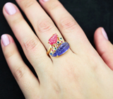 Золотое кольцо с резным танзанитом 4,65 карата, резным пурпурно-розовым сапфиром 1,86 карата и ограненными сапфирами Золото