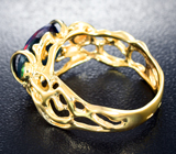Золотое кольцо с ограненным черным опалом 1,96 карата и цаворитами Золото