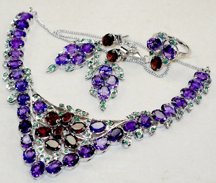 Роскошный комплект с аметистами, гранатами и изумрудами