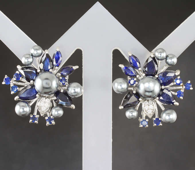 Эффектные серебряные серьги с цветным жемчугом и синими сапфирами
