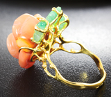 Золотое кольцо с натуральным резным кораллом 17,21 карата и уральскими изумрудами Золото