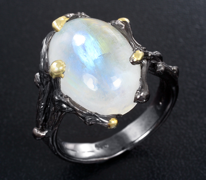 Серебряное кольцо с лунным камнем