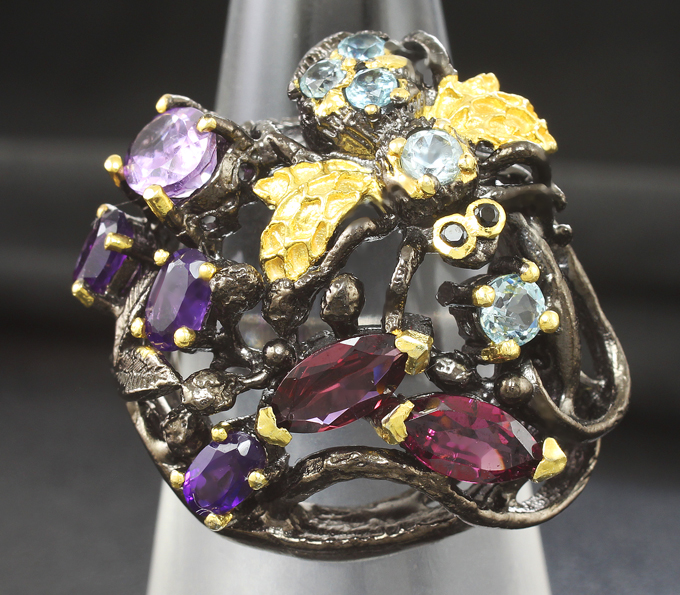 Серебряное кольцо с родолитами, аметистами, голубыми топазами и черными шпинелями
