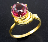 Золотое кольцо с топовым родолитом 4,42 карата и лейкосапфиром Золото