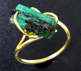 Золотое кольцо с насыщенным необлагороженным кристаллом уральского изумруда 8,61 карата Золото