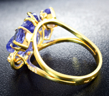 Золотое кольцо с резным танзанитом 6,85 карат, ограненными танзанитами и бриллиантами