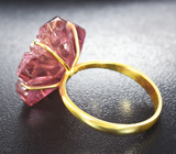 Золотое кольцо с резным забайкальским рубеллитом турмалином 14,56 карата, бесцветным и желтыми сапфирами Золото