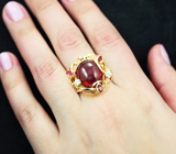 Золотое кольцо с рубином глубокого алого цвета 17,24 карата, красными и бесцветными сапфирами Золото