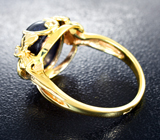 Золотое кольцо cо звездчатым сапфиром 4,67 карата и лейкосапфирами Золото