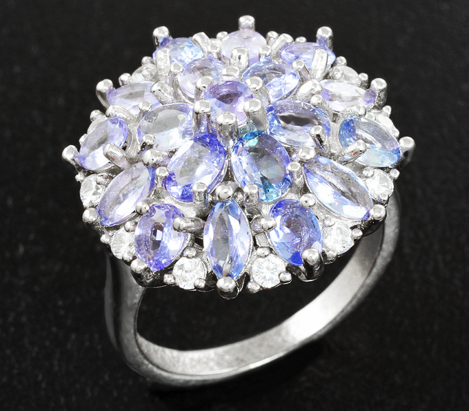 Превосходное серебряное кольцо с танзанитами