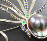 Серебряная брошь с цветной жемчужиной барокко 47,4 карата, изумрудами, синими сапфирами и бесцветными топазами Серебро 925