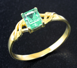 Золотое кольцо с уральским изумрудом высокой чистоты 0,73 карата Золото