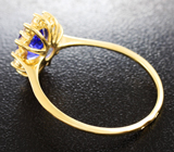 Золотое кольцо с насыщенным танзанитом 1,31 карата и лейкосапфирами Золото