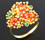 Золотое кольцо с мексиканскими огненными опалами 2,44 карата, цаворитами и бриллиантом Золото