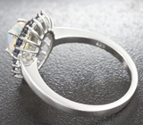 Чудесное серебряное кольцо с кристаллическим опалом и синими сапфирами Серебро 925