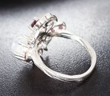 Изысканное серебряное кольцо с лунным камнем и родолитами 