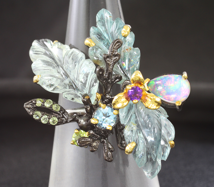 Серебряное кольцо с резными голубыми топазами и аквамарином, кристаллическим опалом, перидотами и аметистом