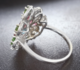 Праздничное серебряное кольцо с насыщенно-синим топазом, родолитами и диопсидами Серебро 925