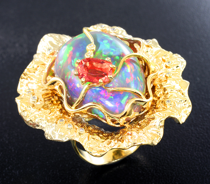 Кольцо с кристаллическим эфиопским опалом 23,37 карата, розовым апатитом 1,12 карата и бриллиантами