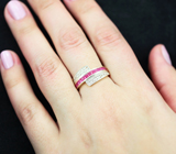 Элегантное серебряное кольцо с пурпурно-розовыми и бесцветными сапфирами Серебро 925