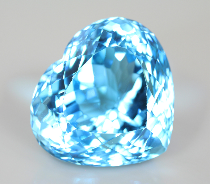 Чистейший крупный голубой топаз 42,33 карата