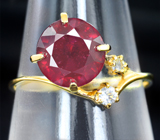 Золотое кольцо с рубином 3,68 карата и лейкосапфирами Золото