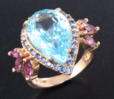 Эффектное серебряное кольцо с голубым топазом и родолитами Серебро 925