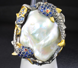 Серебряное кольцо с жемчужиной барокко 70,11 карата, синими 4,18 карата и оранжевыми сапфирами Серебро 925