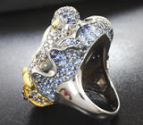 Серебряное кольцо с жемчужиной барокко 70,11 карата, синими 4,18 карата и оранжевыми сапфирами