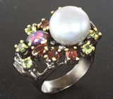 Серебряное кольцо с серебристой жемчужиной, кристаллическим черным опалом, мозамбиксикми гранатами и перидотамии Серебро 925