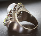 Серебряное кольцо с серебристой жемчужиной, кристаллическим черным опалом, мозамбиксикми гранатами и перидотамии Серебро 925