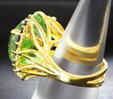 Золотое кольцо с яблочно-зеленым "неоновым" турмалином 34,95 карата, гранатами со сменой цвета и бриллиантами Золото