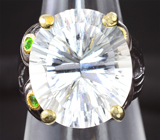 Серебряное кольцо с бесцветным кварцем лазерной огранки и диопсидами Серебро 925