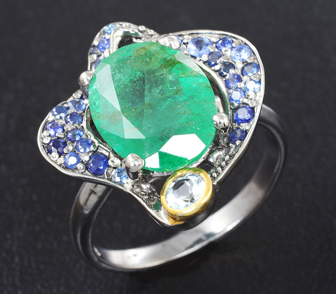 Серебряное кольцо с изумрудом 4,9 карата, аквамарином и синими сапфирами