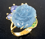Золотое кольцо с резным аквамарином 22,7 карата, резными синими сапфирами и цаворитами Золото