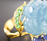 Золотое кольцо с резным аквамарином 22,7 карата, резными синими сапфирами и цаворитами Золото