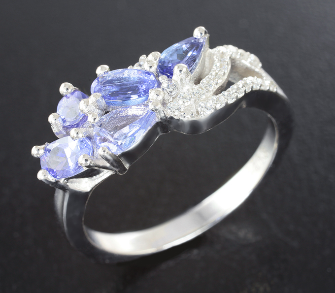Изящное серебряное кольцо с танзанитами