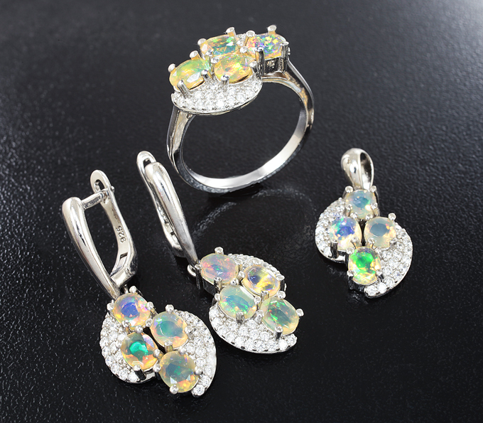 Чудесный серебряный комплект с огранеными эфиопскими опалами