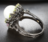 Серебряное кольцо с жемчужиной, кристаллическими черными опалами и перидотами Серебро 925