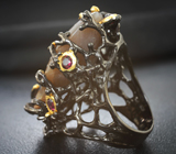 Серебряное кольцо с резным солнечным камнем и родолитами Серебро 925