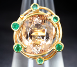 Золотое кольцо с крупным морганитом высокой дисперсии 9,04 карата и уральскими изумрудами Золото