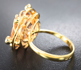 Золотое кольцо с крупным морганитом высокой дисперсии 9,04 карата и уральскими изумрудами Золото