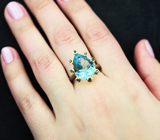 Серебряное кольцо с голубым топазом 9,4 карата и синими сапфирами
