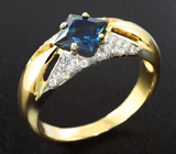 Кольцо с синим сапфиром 1,1 карата и бесцветными цирконами Золото