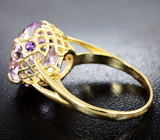 Золотое кольцо с чистейшим кунцитом авторской огранки 12,32 карата и аметистами Золото