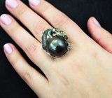 Серебряное кольцо с цветной жемчужиной барокко 28,15 карата, зелеными турмалинами и сапфирами Серебро 925